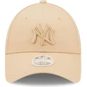 beige-verstellbare-damen-cap-mit-gebogenem-schirm-und-beigem-logo-9forty-league-essential-der-new-york-yankees-mlb-von-new-era