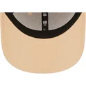 beige-verstellbare-damen-cap-mit-gebogenem-schirm-und-beigem-logo-9forty-league-essential-der-new-york-yankees-mlb-von-new-era