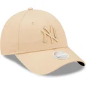 beige-verstellbare-damen-cap-mit-gebogenem-schirm-und-beigem-logo-9forty-league-essential-der-new-york-yankees-mlb-von-new-era