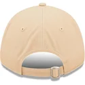 beige-verstellbare-damen-cap-mit-gebogenem-schirm-und-beigem-logo-9forty-league-essential-der-new-york-yankees-mlb-von-new-era