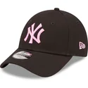 schwarze-verstellbare-kappe-mit-gebogenem-schirm-und-rosa-logo-fur-kinder-9forty-league-essential-der-new-york-yankees-mlb-von-n