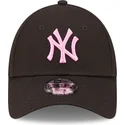 schwarze-verstellbare-kappe-mit-gebogenem-schirm-und-rosa-logo-fur-kinder-9forty-league-essential-der-new-york-yankees-mlb-von-n