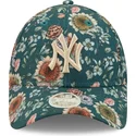 verstellbare-grune-damenkappe-mit-gebogenem-schirm-9forty-all-over-print-floral-der-new-york-yankees-mlb-von-new-era