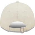 beige-gebogene-verstellbare-damenkappe-9forty-monogram-der-new-york-yankees-mlb-von-new-era