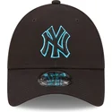 new-era-9forty-neon-outline-new-york-yankees-mlb-verstellbare-schwarze-kappe-mit-blauem-logo