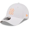 new-era-new-york-yankees-mlb-9forty-neon-outline-weisse-verstellbare-kappe-mit-gebogenem-schirm-und-orangem-logo