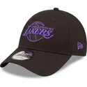 schwarze-verstellbare-kappe-mit-gebogenem-schirm-und-violettem-logo-9forty-neon-outline-der-los-angeles-lakers-nba-von-new-era