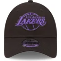 schwarze-verstellbare-kappe-mit-gebogenem-schirm-und-violettem-logo-9forty-neon-outline-der-los-angeles-lakers-nba-von-new-era