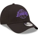 schwarze-verstellbare-kappe-mit-gebogenem-schirm-und-violettem-logo-9forty-neon-outline-der-los-angeles-lakers-nba-von-new-era
