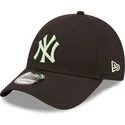 svart-justerbar-kurvad-keps-med-gront-logo-9forty-league-essential-fran-new-york-yankees-mlb-av-new-era