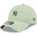 verstellbare-hellgrune-kappe-mit-gebogenem-schirm-und-grunem-9twenty-mini-logo-der-new-york-yankees-mlb-von-new-era
