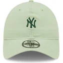 verstellbare-hellgrune-kappe-mit-gebogenem-schirm-und-grunem-9twenty-mini-logo-der-new-york-yankees-mlb-von-new-era