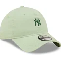 verstellbare-hellgrune-kappe-mit-gebogenem-schirm-und-grunem-9twenty-mini-logo-der-new-york-yankees-mlb-von-new-era