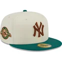 graue-und-grune-flat-brim-cap-mit-braunem-logo-59fifty-camp-der-new-york-yankees-mlb-von-new-era