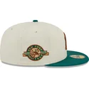 graue-und-grune-flat-brim-cap-mit-braunem-logo-59fifty-camp-der-new-york-yankees-mlb-von-new-era
