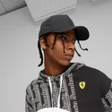 schwarze-verstellbare-kappe-mit-gebogenem-schirm-und-schwarzem-sptwr-style-logo-von-ferrari-formel-1-von-puma