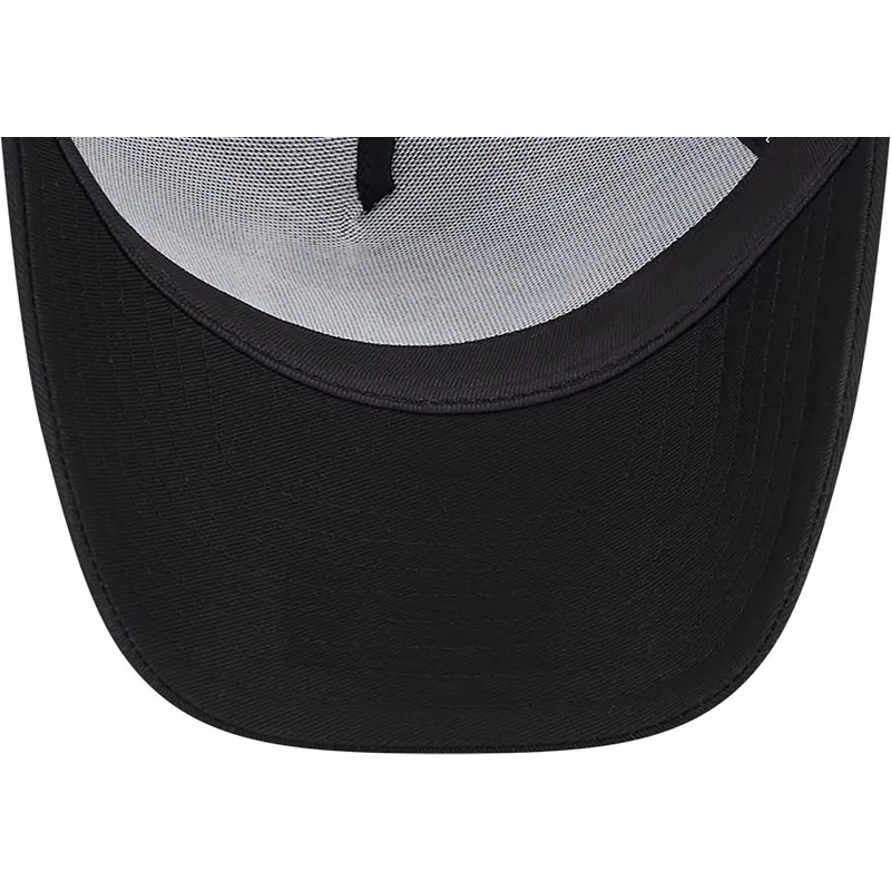 cepice-zaoblena-cerna-snapback-a-frame-coyote-y-correcaminos-looney-tunes-new-era