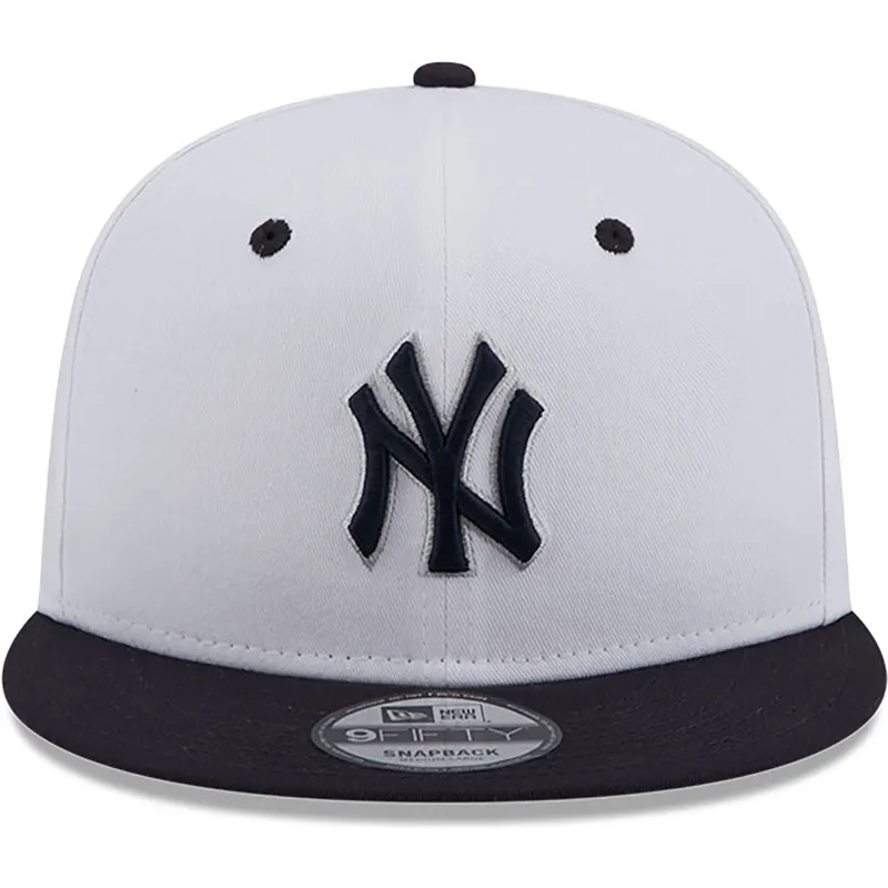 weisse-und-marineblaue-flache-snapback-kappe-mit-marineblauen-logo-9fifty-white-crown-patch-von-new-york-yankees-mlb-von-new-era