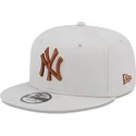 cepice-rovna-bezova-snapback-9fifty-league-essential-new-york-yankees-mlb-new-era