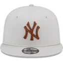 cepice-rovna-bezova-snapback-9fifty-league-essential-new-york-yankees-mlb-new-era