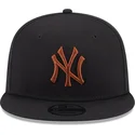 cepice-rovna-cerna-snapback-9fifty-league-essential-new-york-yankees-mlb-new-era