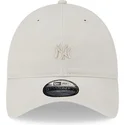 beigefarbene-verstellbare-kappe-mit-gebogenem-schirm-und-beigem-9twenty-mini-logo-der-new-york-yankees-mlb-von-new-era