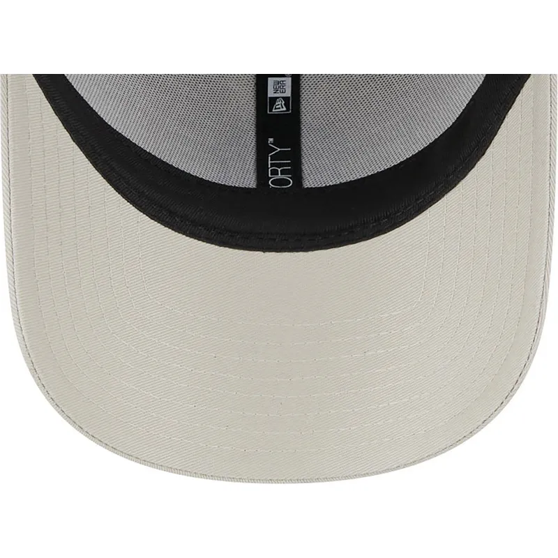 beige-gebogene-verstellbare-9forty-check-infill-kappe-von-new-york-yankees-mlb-von-new-era