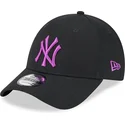 schwarze-verstellbare-kappe-mit-violettem-logo-9forty-league-essential-new-york-yankees-mlb-von-new-era