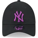 schwarze-verstellbare-kappe-mit-violettem-logo-9forty-league-essential-new-york-yankees-mlb-von-new-era