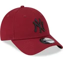 rote-verstellbare-kappe-mit-gebogenem-schirm-und-schwarzem-logo-9forty-league-essential-der-new-york-yankees-mlb-von-new-era