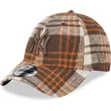 verstellbare-braune-9forty-kappe-mit-gebogenem-schirm-und-braunem-logo-new-york-yankees-mlb-check-von-new-era