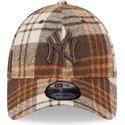 verstellbare-braune-9forty-kappe-mit-gebogenem-schirm-und-braunem-logo-new-york-yankees-mlb-check-von-new-era
