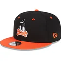 schwarze-und-orangefarbene-snapback-kappe-9fifty-von-daffy-duck-looney-tunes-von-new-era