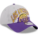 graue-und-violette-verstellbare-curved-cap-9twenty-tip-off-2023-der-los-angeles-lakers-nba-von-new-era