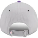 graue-und-violette-verstellbare-curved-cap-9twenty-tip-off-2023-der-los-angeles-lakers-nba-von-new-era