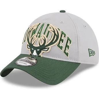 Ρυθμιζόμενο καπέλο 9TWENTY Tip Off 2023 Milwaukee Bucks NBA από τη New Era σε γκρι και πράσινο χρώμα με καμπύλη.