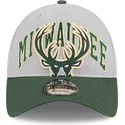 verstellbare-graue-und-grune-9twenty-tip-off-2023-kappe-der-milwaukee-bucks-nba-von-new-era