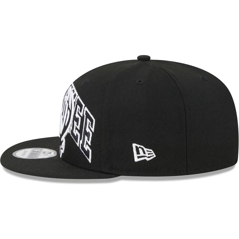 cepice-rovna-cerna-snapback-9fifty-tip-off-2023-milwaukee-bucks-nba-new-era