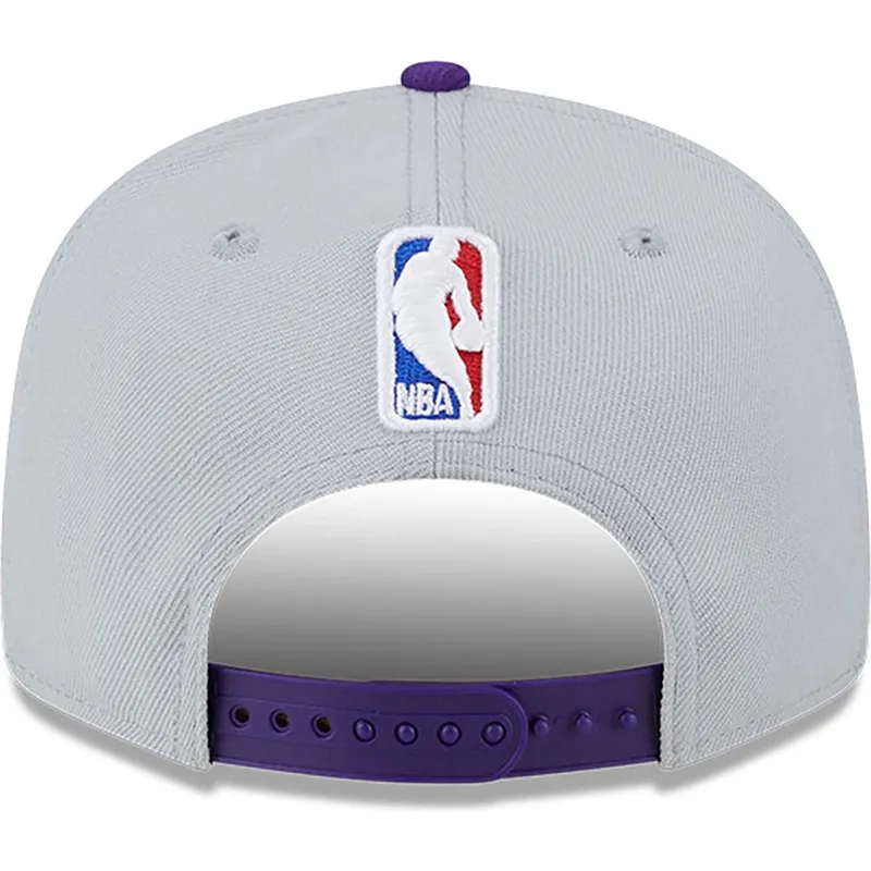 cepice-rovna-seda-snapback-9fifty-tip-off-2023-los-angeles-lakers-nba-new-era