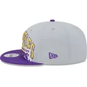 cepice-rovna-seda-snapback-9fifty-tip-off-2023-los-angeles-lakers-nba-new-era