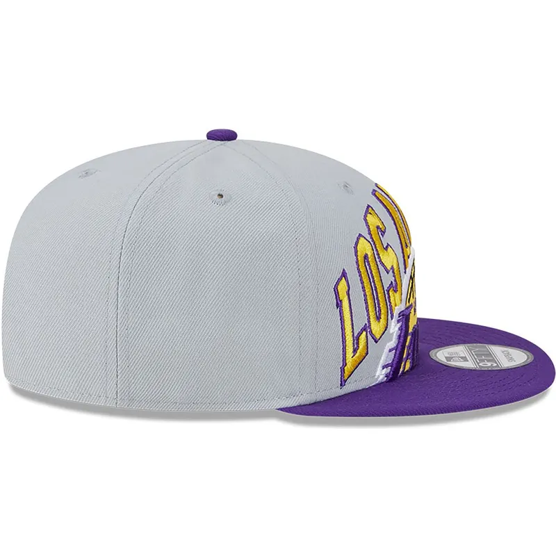 cepice-rovna-seda-snapback-9fifty-tip-off-2023-los-angeles-lakers-nba-new-era
