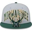cepice-rovna-seda-snapback-9fifty-tip-off-2023-milwaukee-bucks-nba-new-era