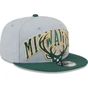 cepice-rovna-seda-snapback-9fifty-tip-off-2023-milwaukee-bucks-nba-new-era