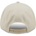 beige-gebogene-snapback-kappe-mit-beigem-logo-9forty-tonal-repreve-der-new-york-yankees-mlb-von-new-era