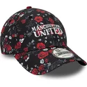 schwarz-rote-verstellbare-9forty-kappe-mit-floralem-allover-print-von-manchester-united-football-club-premier-league-von-new-era