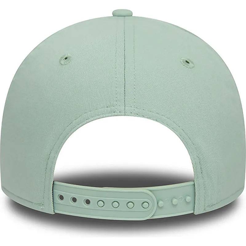 grune-gebogene-snapback-kappe-9forty-seasonal-von-red-bull-racing-formula-1-von-new-era