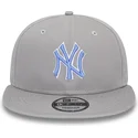 cepice-rovna-seda-snapback-9fifty-outline-new-york-yankees-mlb-new-era