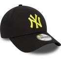 schwarze-verstellbare-kappe-mit-gebogenem-schirm-und-gelbem-logo-9forty-league-essential-new-york-yankees-mlb-von-new-era