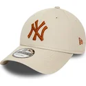 beige-verstellbare-kappe-mit-gebogenem-schirm-und-braunem-logo-9forty-league-essential-der-new-york-yankees-mlb-von-new-era