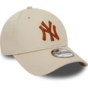beige-verstellbare-kappe-mit-gebogenem-schirm-und-braunem-logo-9forty-league-essential-der-new-york-yankees-mlb-von-new-era